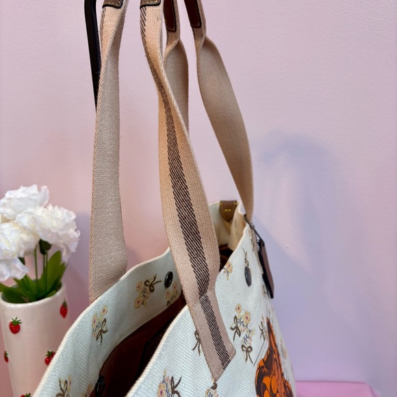 Coach 2019 Vandal Gummy Bear Canvas Tote F76650 Rare Collectible EUC - Picture 6 of 11